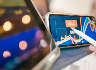 Analista que opera em vários mercados avaliando alternativas de forex, Ethereum e Bitcoin