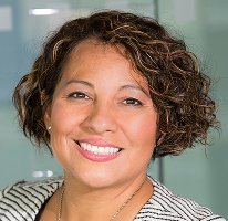 Chefe de compliance numa empresa de regulação financeira, Claire Ashford, retrato
